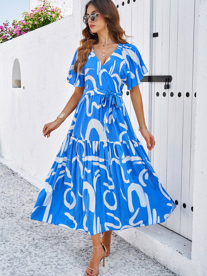 Amanda – Blaues Bohemian-Flare-Kurzarmkleid mit tiefem V-Ausschnitt