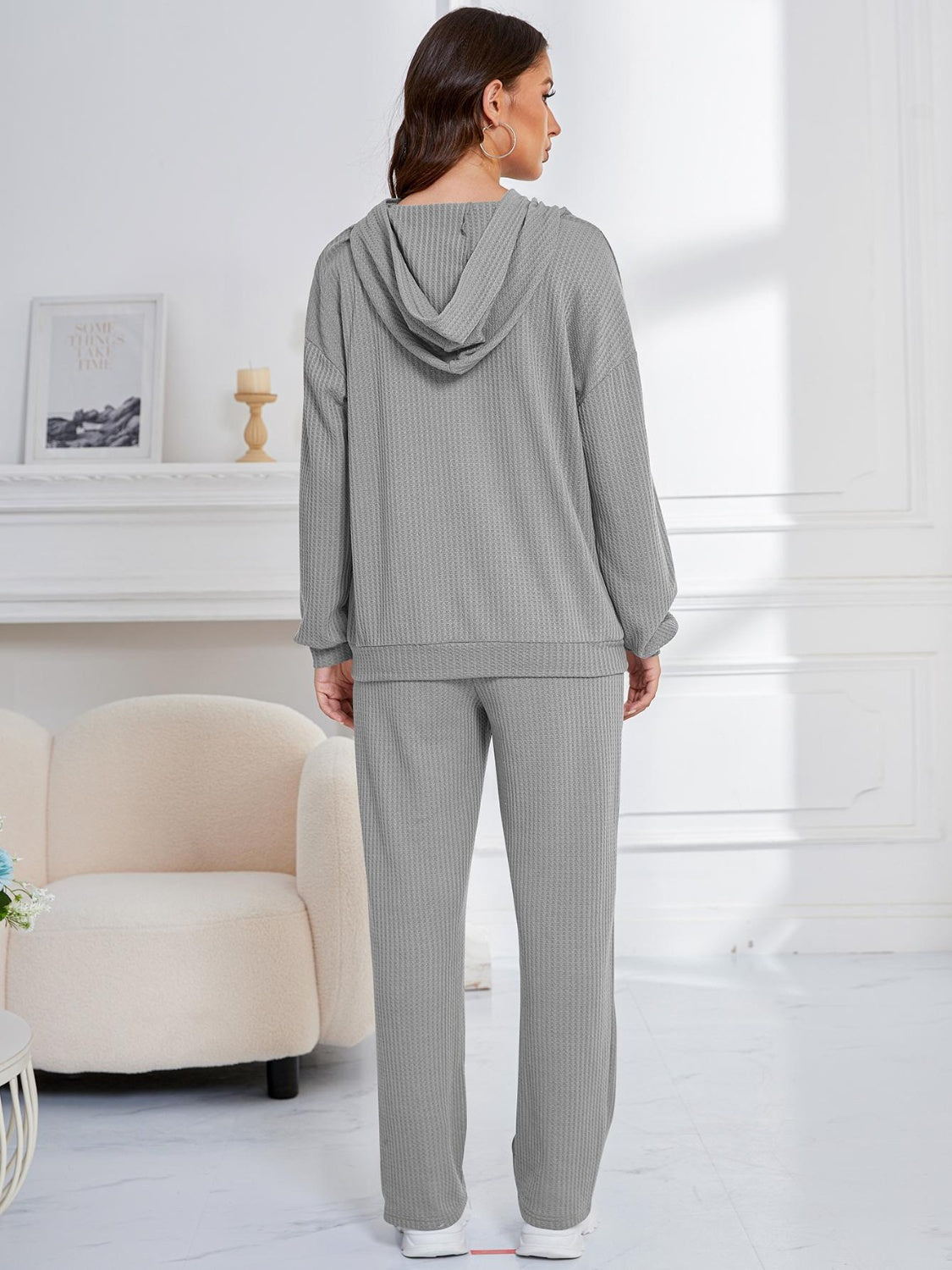 Zahira® | Set aus langärmligem Kapuzenpullover und Hose mit tief angesetzter Schulterpartie