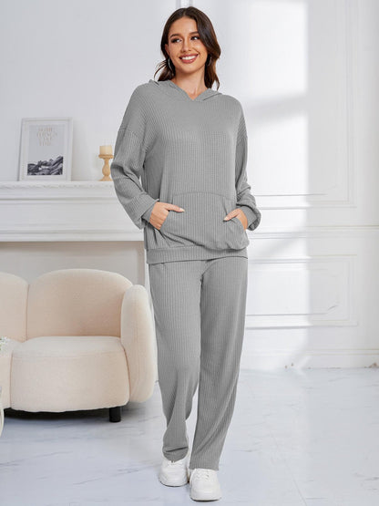 Zahira® | Set aus langärmligem Kapuzenpullover und Hose mit tief angesetzter Schulterpartie