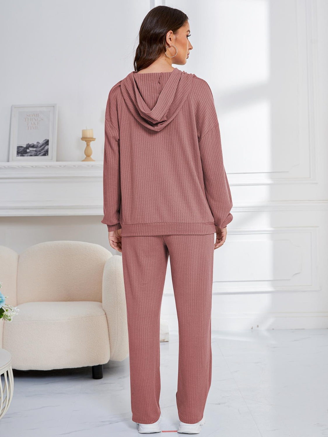 Zahira® | Set aus langärmligem Kapuzenpullover und Hose mit tief angesetzter Schulterpartie