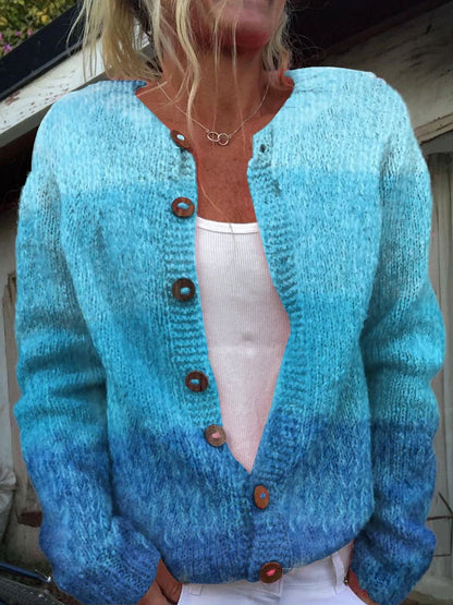 Patricia® | Strickjacke mit Knopfleiste und Winter-Print in Blau mit Farbverlauf