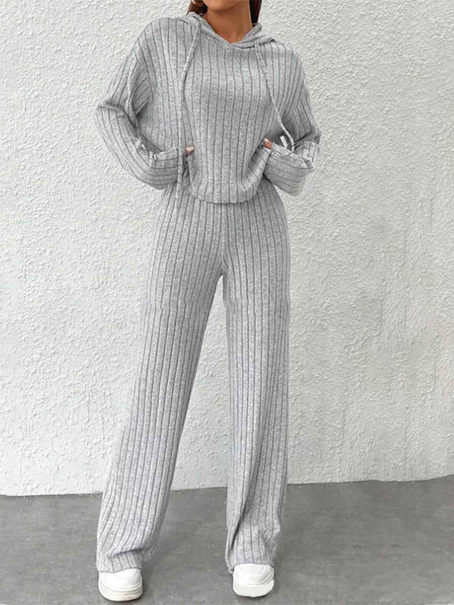 Elara - Set aus gestricktem Kapuzenpullover und weiter Hose