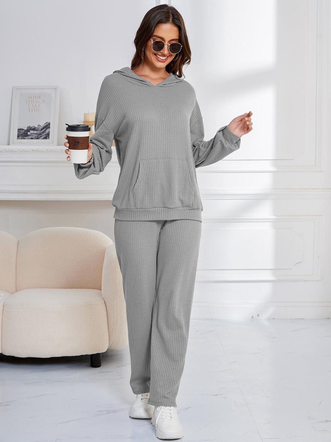 Zahira® | Set aus langärmligem Kapuzenpullover und Hose mit tief angesetzter Schulterpartie