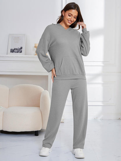 Zahira® | Set aus langärmligem Kapuzenpullover und Hose mit tief angesetzter Schulterpartie